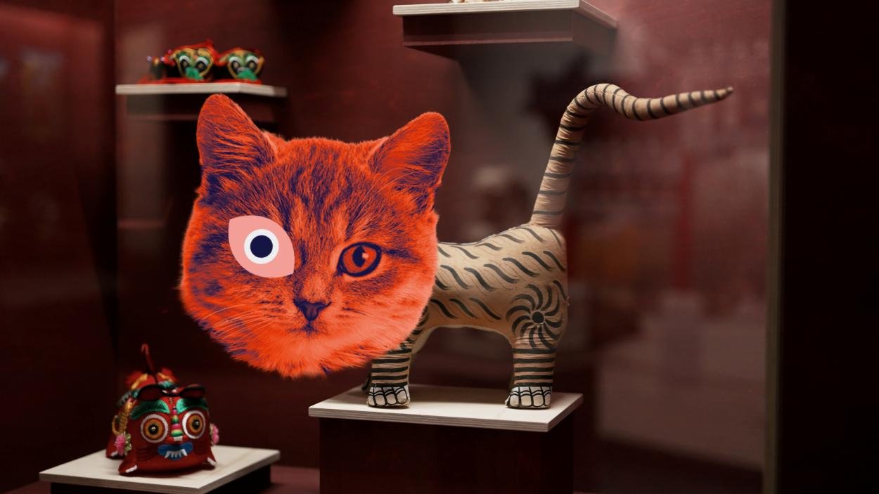 Katzenexponate mit animiertem Katzenkopf im Werbespot Kult Katze!